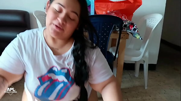 Mi hermanastra sabe como darme los buenos días, chuupando verga y follando su gran culo