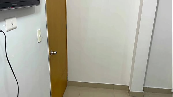 Descubro a mi timida hermanastra jugando con mis bóxeres y termino cogiendo rico con ella. H.L.