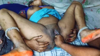 Bhabhi ke chikni chut me devar ne hath dal ke cream nikal diya.big boobs wali desi aunty ko stepuncle ne chut chod ke chut me maal