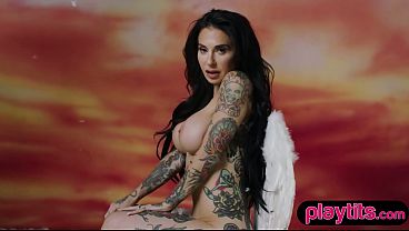 Curvy tattooed gorgeous MILF strips and shows off big juicy boobs